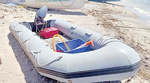 கீழவைப்பாறு கடற்கரையில் ஒதுங்கிய பைபர் படகு.