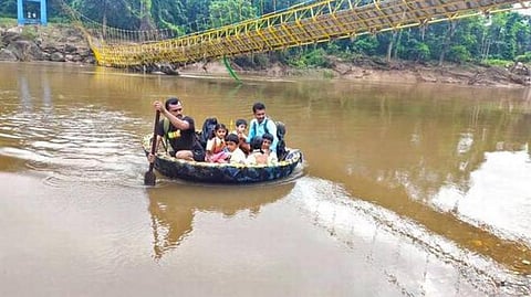 கர்நாடக மாநிலம் என்.ஆர்.புரா தாலுக்காவில் தொங்குபாலம் சரிந்து விழுந்ததால் பரிசலில் பள்ளி செல்லும் குழந்தைகள்.