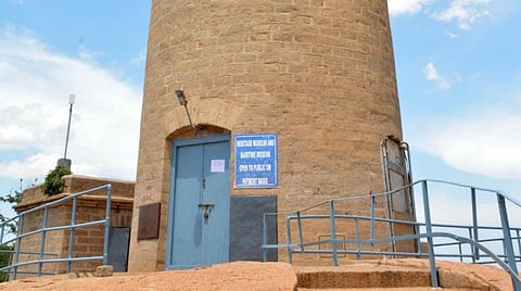 மாமல்லபுரத்தில் பாதுகாப்புக் காரணங்களுக்காக மூடப்பட்டுள்ள கலங்கரை விளக்கம்.