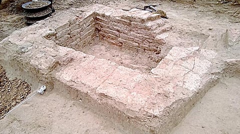 கீழடி அகழாய்வில் கண்டுபிடிக்கப்பட்ட செங்கற்களால் கட்டப்பட்ட குளியல் தொட்டி.