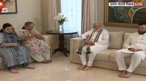 நாடு திரும்பிய பிரதமர் மோடி: அருண் ஜேட்லி குடும்பத்தினருக்கு நேரில் ஆறுதல்