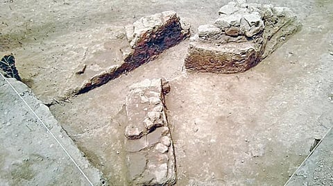 கீழடி அகழாய்வில் கண்டுபிடிக்கப்பட்ட வடிகால் சுவர்.