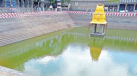 ஆழ்துளை கிணறுகளில் இருந்து நீர் எடுத்து விடப்படுவதால் நிரம்பி வரும் அனந்த சரஸ் குளம்.