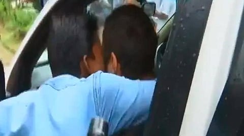 வயநாட்டில் ராகுல் காந்தியின் கன்னத்தில் முத்தமிட்ட இளைஞர்