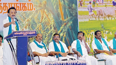 திமுக விவசாய அணி சார்பில் தஞ்சாவூரில் நேற்று நடைபெற்ற காவிரி டெல்டா விவசாயிகள் கருத்தரங்கில் பேசுகிறார் அக்கட்சியின் தலைவர் மு.க.ஸ்டாலின். உடன், விவசாய அணி செயலாளர் கே.பி.ராமலிங்கம், எம்பி எஸ்.எஸ்.பழநிமாணிக்கம், முன்னாள் அமைச்சர் கே.என்.நேரு, விவசாய சங்கப் பிரதிநிதிகள் உள்ளிட்டோர்.