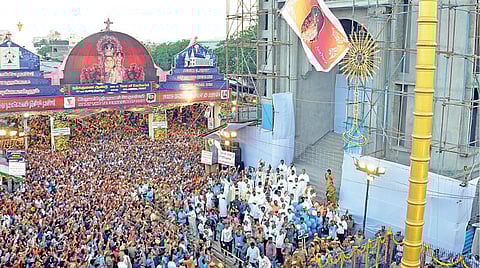 சென்னை பெசன்ட் நகர் அன்னை வேளாங்கண்ணி ஆரோக்கியமாதா ஆலய ஆண்டுப் பெருவிழா நேற்று கொடியேற்றத்துடன் தொடங்கியது. பேராயர் ஜார்ஜ் அந்தோணிசாமி கொடியேற்றத்தை தொடங்கிவைத்தார்.