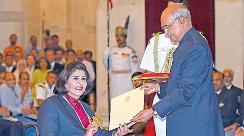 குடியரசுத் தலைவார் ராம் நாத் கோவிந்திடம் இருந்து கேல்ரத்னா விருது பெறும் பாரா தடகள வீராங்கனையான தீபா மாலிக். படம்:பிடிஐ