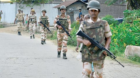 அசாமில் தேசிய குடிமக்கள் பதிவேட்டின் இறுதிப் பட்டியல் இன்று வெளியிடப்படுகிறது. இதையொட்டி மோரிகான் மாவட்டத்தில் பதற்றமான பகுதி ஒன்றில் நேற்று ரோந்து சென்ற பாதுகாப்பு படையினர். படம்: ரிது ராஜ் கொன்வார்