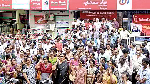 பொதுத்துறை வங்கிகள் இணைப்பைக் கண்டித்து, தமிழகம் முழுவதும் வங்கி ஊழியர்கள் நேற்று ஆர்ப்பாட்டத்தில் ஈடுபட்டனர். சென்னை, பாரிமுனையில் அகில இந்திய வங்கி ஊழியர் சங்கம், இந்திய வங்கி ஊழியர் கூட்டமைப்பு தமிழ்நாடு பிரிவு உள்ளிட்ட பல்வேறு சங்கங்களின் சார்பில் கண்டன ஆர்ப்பாட்டம் நடைபெற்றது.படம்: ம.பிரபு