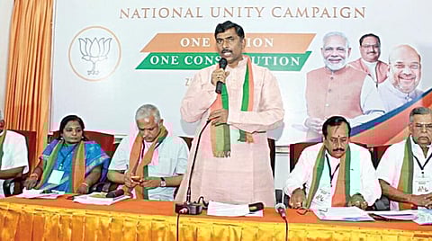 பாஜக சார்பில் “தேசிய ஒற்றுமை பிரச்சாரத்துக்கான” பயிலரங்கம் தி.நகரில் உள்ள கமலாலயத்தில் நேற்று நடைபெற்றது. இதில், தேசிய பொதுச் செயலாளர் முரளிதர ராவ், தேசிய செயலாளர் எச்.ராஜா, மாநில தலைவர் தமிழிசை சவுந்தரராஜன், முன்னாள் மத்திய அமைச்சர் பொன்.ராதாகிருஷ்ணன், இல.கணேசன் உள்ளிட்டோர் பங்கேற்றனர்.படம்: ம.பிரபு