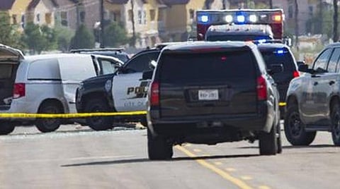 ஒடிசா நகரில் துப்பாக்கிச் சூடு நடந்த இடத்தில் போலீஸ் வாகனங்கள் நிறுத்தப்பட்டுள்ள காட்சி :