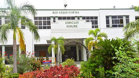 அரசு ‘சுற்றுலா மாளிகை’யில் தங்குவதைத் தவிர்க்கும் தலைவர்கள்: அமைச்சர்கள் பெயரில் அறைகளை ஆக்கிரமிக்கும் ஆளும் கட்சியினர்