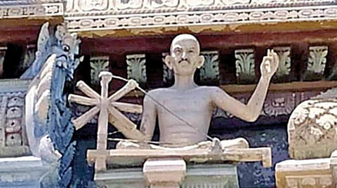 யாழ்ப்பாணம் வல்லிபுர ஆழ்வார் கோயிலின் ராஜகோபுரத்தில் உள்ள காந்தி சிலை.