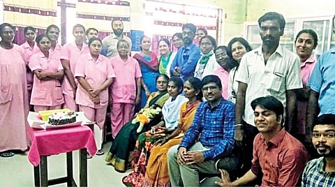 சென்னை எழும்பூர் அரசு தாய் சேய் நல மருத்துவமனையில் குழந்தை காப்பாற்றப்பட்டதை, கேக் வெட்டி கொண்டாடிய டாக்டர்கள்.