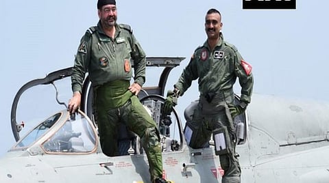 மிக்-21 ரக போர் விமானத்தில் ப றக்கத் தயாராக இருந்த அபிநந்தன், விமானப்படைத் தளபதி தனோவா: படம் ஏஎன்ஐ