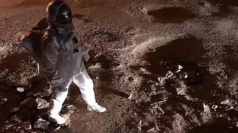 நிலவா? குண்டும் குழியுமான பெங்களூரு சாலையா? - இணையத்தில் வைரலாகும் வீடியோ