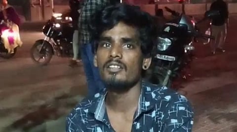 தனுஷ் பட பாணியில் காதலி மீது புகார் அளித்த இளைஞர்: போலீஸ் கண்டுகொள்ளாததால் கையை அறுத்துக்கொண்டு ரகளை