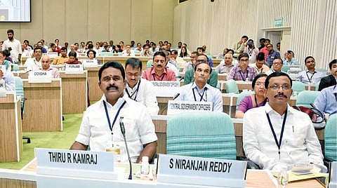 ஒரே நாடு - ஒரே ரேஷன் அட்டை திட்டம் குறித்து மாநில அமைச்சர்களுடன் மத்திய அரசு ஆலோசனை: தமிழக பொது விநியோகத் திட்டத்துக்கு பாதிப்பு ஏற்படாது என அமைச்சர் ஆர்.காமராஜ் உறுதி