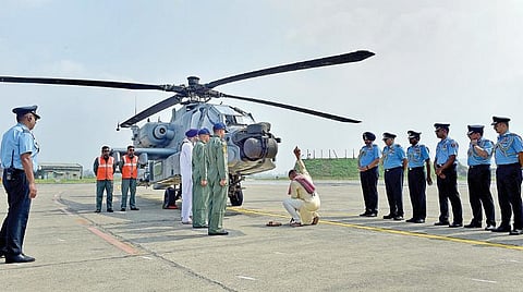 பஞ்சாப் மாநிலம் பதான்கோட்டிலுள்ள விமானப் படைத் தளத்தில் இந்திய விமானப் படையிடம் நேற்று 8 அப்பாச்சி ரக ஹெலிகாப்டர்கள் ஒப்படைக்கப்பட்டன. நிகழ்ச்சியில் ஹெலிகாப்டருக்கு நடத்தப்பட்ட பூஜையில் பங்கேற்ற விமானப்படை அதிகாரிகள். படம்: பிடிஐ