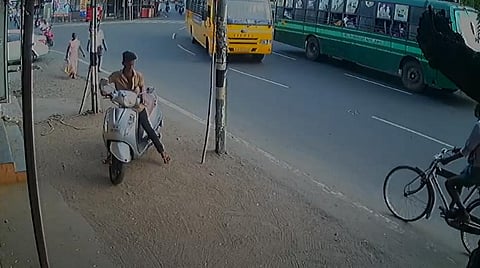இருசக்கர வாகனத்தை திருடிச் செல்லும் சிசிடிவி காட்சி