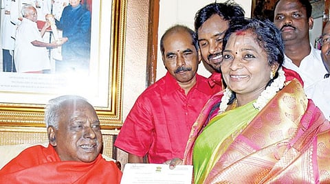 தெலங்கானா ஆளுநராக நியமிக்கப்பட்டதற்கான கடிதத்தை மேல்மருவத்தூர் பங்காரு அடிகளாரிடம் கொடுத்து ஆசி பெறுகிறார் தமிழிசை சவுந்தரராஜன்.