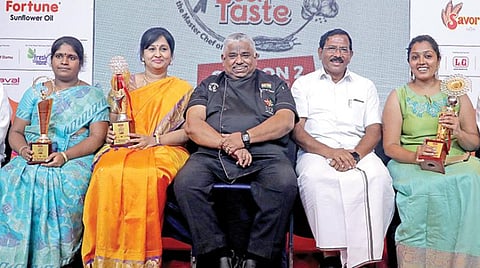 விடியம் கிச்சன் அப்ளையன்சஸ் வழங்கும், 'தி இந்து' நமது மாநிலம் நமது சுவை சமையல் போட்டியில் வெற்றி பெற்றவர்களுடன் தமிழ் வளர்ச்சி மற்றும் தொல்லியல் துறை அமைச்சர் பாண்டியராஜன், சமையல் கலைஞர் தாமோதரன் உள்ளிட்டோர்.