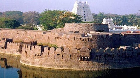 தேசிய நினைவுச் சின்னமான வேலூர் கோட்டை அருகே வணிக வளாகம்: வேலூர் ஆட்சியருக்கு உயர் நீதிமன்றம் நோட்டீஸ்