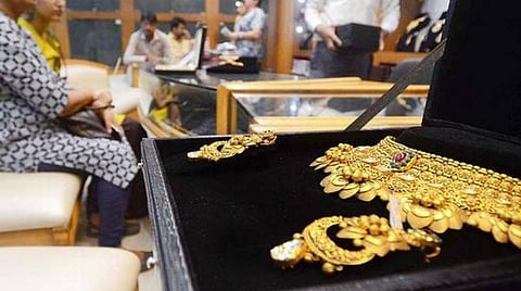 தொடரும் தங்கம் விலை உயர்வால் தீபாவளிக்கு புதிய நகைகள் வாங்க வியாபாரிகள் தயக்கம்: விற்பனை 30 சதவீதம் குறைந்ததாக தகவல்