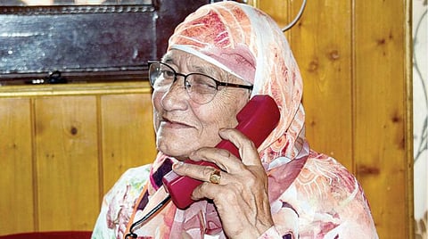 காஷ்மீரில் 19 தொலைபேசி இணைப்பகங்கள் நேற்று மீண்டும் செயல்படத் தொடங்கிய பிறகு ஸ்ரீநகரில் தொலைபேசியில் பேசிய மூதாட்டி. படம்: பிடிஐ