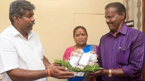 ராமேசுவரத்தில் திருமண தாம்பூல பையுடன் விதைப்பந்து: அரசு அதிகாரி அசத்தல்