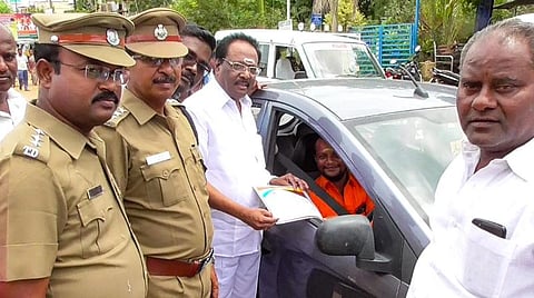 பாராட்டு சான்றிதழ் வழங்கிய போலீஸார்