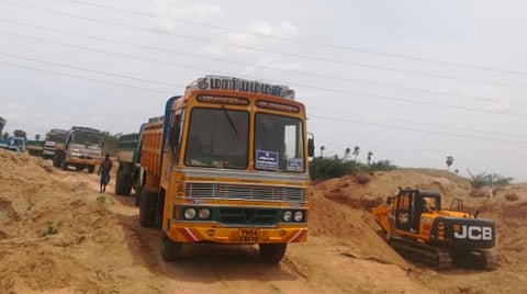 சூறையாடப்படும் புதுக்கோட்டை கோரையாறு: மணல் லாரிகளை சிறைபிடித்து பொதுமக்கள் போராட்டம்; வழக்கு தொடரப்போவதாக ஆவேசம்