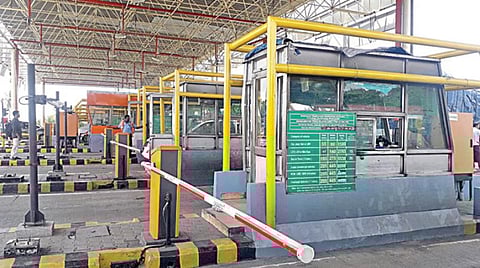 உளுந்தூர்பேட்டை சுங்கச்சாவடி கட்டண வசூல் மையம்.