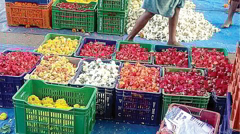 ஓணத்தை முன்னிட்டு அத்தப்பூ கோலமிட கேரளாவுக்கு அனுப்புவதற்காக கன்னியாகுமரி மாவட்டம் தோவாளை மலர் சந்தையில் விற்பனைக்கு வைக்கப்பட்டுள்ள வண்ண மலர்கள்.