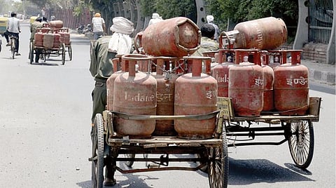 சமையல் எரிவாயு சிலிண்டருக்கு மத்திய அரசு வழங்கும் மானியம் ஆண்டுதோறும் அதிகரிப்பு: மாற்று எரிசக்தியைப் பயன்படுத்த எண்ணெய் நிறுவனங்கள் யோசனை