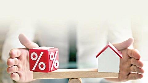 குறையும் வட்டி: கடன் வாங்குவோர் கவனிக்க வேண்டியவை என்ன?