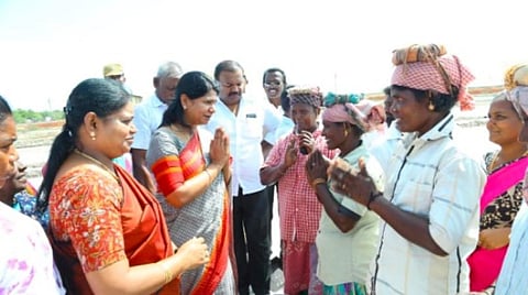 மழைக்காலங்களில் நிவாரண உதவி வழங்க வேண்டும்: கனிமொழியிடம் உப்பளத் தொழிலாளர்கள் கோரிக்கை