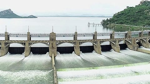 மேட்டூர் அணையின் 16 கண் மதகு வழியாக நுரைபொங்க வெளியேறும் உபரி நீர்.