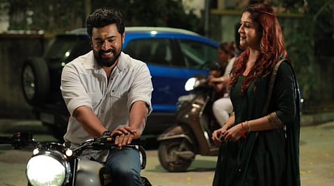 முதல் பார்வை: லவ் ஆக்‌ஷன் ட்ராமா