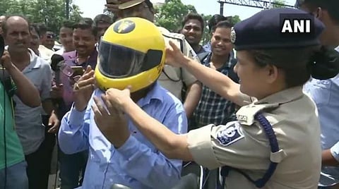 அபராதத்துடன் இலவச ஹெல்மெட்: ஒடிசா போலீஸார் புதிய நடவடிக்கை