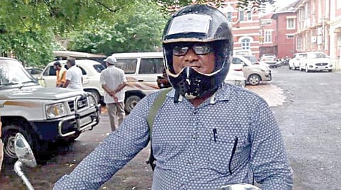 அனைத்து ஆவணங்களும் ஹெல்மெட்டுக்குள்... போலீஸாரை திகைப்பில் ஆழ்த்தும் வாகனஓட்டி