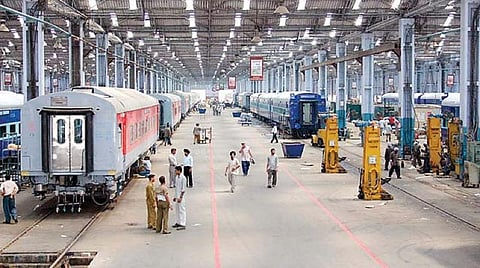 எல்எச்பி பெட்டிகளுடன் இயக்கப்படவுள்ள 1000 ரயில்களில் ஜெனரேட்டர் பெட்டிகளை நீக்கிவிட்டு நேரடி மின்விநியோகம் செய்ய முடிவு- கூடுதலாக 70 ஆயிரம் படுக்கை வசதி கிடைக்கும்