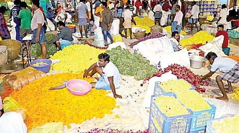 தோவாளை மலர் சந்தையில் ஓணம் பண்டிகையை முன்னிட்டு நேற்று பரபரப்பாக நடந்த மலர் வியாபாரம்.படம்: எல்.மோகன்.﻿﻿﻿﻿