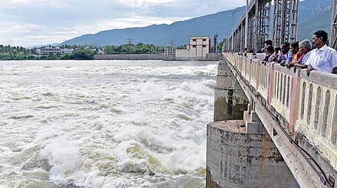 ﻿17 ஆயிரம் கனஅடி நீர் கடலில் வீணாக கலக்கும் நிலையில் கடைமடை பகுதிகளுக்கு தண்ணீர் செல்லவில்லை: அரசு நடவடிக்கை எடுக்க விவசாயிகள் சங்கம் வலியுறுத்தல்