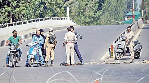 முஹரம் பண்டிகையை முன்னிட்டு காஷ்மீரில் கடுமையான கட்டுப்பாடுகள் விதிக்கப்பட்டுள்ளன. இந்நிலையில், நகரில் உள்ள ஒரு நெடுஞ்சாலையில் சாலை தடுப்புகளை அமைத்து வாகன சோதனையில் ஈடுபட்ட போலீஸார். படம்: பிடிஐ