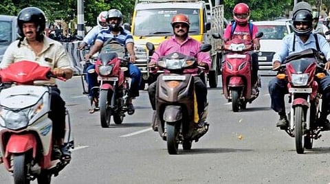 இருசக்கர வாகனத்தில் சென்ற பெண்ணிடம் ஆபாச பேச்சு: காவலர் பணியிடை நீக்கம்