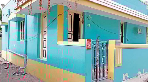 டுகளில் மழைநீர் சேமிப்பு தொட்டி அமைக்கப்பட்டுள்ளது.