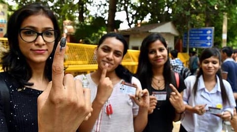 டெல்லி பல்கலை மாணவர் பேரவைத் தேர்தலில் வாக்களித்த மாணவியர்கள்