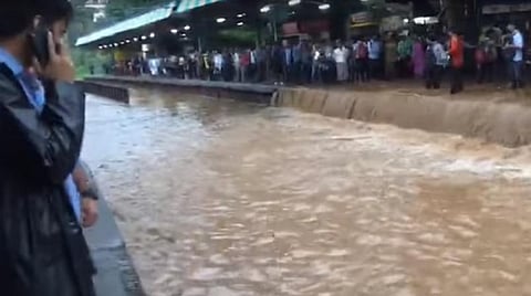 மும்பை ரயில்நிலையங்களில் வெள்ளநீரினால் போக்குவரத்து பாதிப்பு