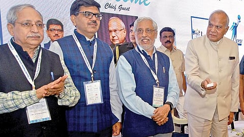 இந்திய கல்வி மேம்பாட்டு சங்கம் சார்பில் நேற்று நடைபெற்ற உயர்கல்வி தொடர்பான தேசிய கருத்தரங்கை தொடங்கி வைத்த ஆளுநர் பன்வாரிலால் புரோஹித், அங்கிருந்தபடியே இந்திய கல்வி மேம்பாட்டு சங்கத்தின் தென் மண்டல அலுவலகத்தை திறந்து வைத்தார். (இடமிருந்து) இந்திய கல்வி மேம்பாட்டு சங்க மாற்று தலைவர் எச்.சதுர்வேதி, தமிழக உயர் கல்வித்துறை முதன்மைச் செயலர் மங்கத் ராம் சர்மா, ஏஐசிடிஇ தலைவர் அனி்ல் தத்தாத்ரேயா சஹஸ்ரபுத்தே, இந்திய கல்வி மேம்பாட்டு சங்கத்தின் தலைவரும், விஐடி பல்கலைக்கழக வேந்தருமான டாக்டர் ஜி.விஸ்வநாதன் மற்றும் சங்க துணைத்தலைவர் எஸ்.மலர்விழி உள்ளிட்டோர். படம்: க.ஸ்ரீபரத்